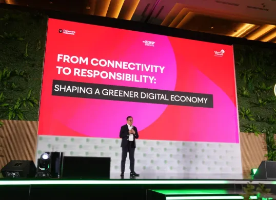 Wakil Direktur Utama Telkom Indonesia Muhammad Awaluddin menyampaikan paparan pada acara Katadata Sustainability Action for the Future Economy (SAFE) 2025, Kamis, 11 September 2025. (Sumber: Corporate Communication PT Telkom Indonesia (Persero) Tbk)