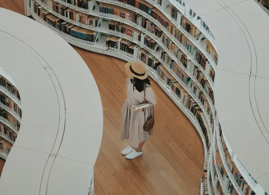 Hari Kunjungan Perpustakaan Diperingati Tiap 14 September, Berikut Sejarah dan Maknanya (Sumber: Unsplash/Arif Riyanto)