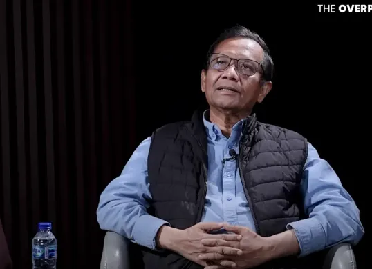 Mahfud MD saat memberikan pernyataan tegas terkait kasus judi online di Kominfo, yang menyinggung dugaan keterlibatan Budi Arie Setiadi. (Sumber: Youtube/@Leon Hartono)
