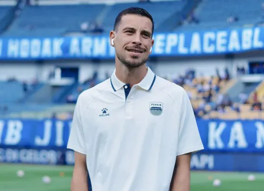 Thom Haye resmi diperkenalkan sebagai pemain baru Persib Bandung musim 2025/26. (Sumber: Instagram/@persib)