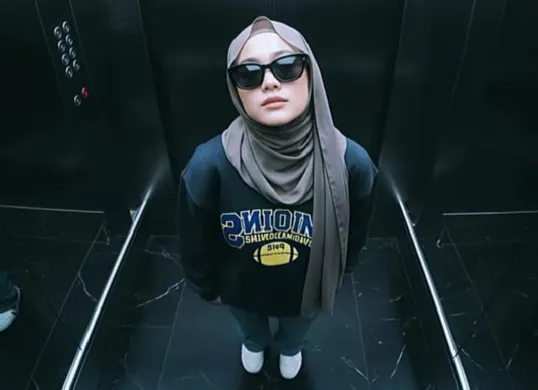 Cara edit foto estetik ala photoshoot mewah pakai Gemini AI di lift (Sumber: TikTok/nanayaaa123)