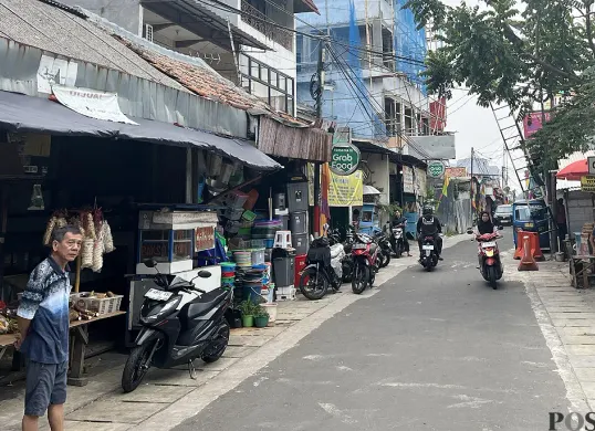 Suasana di Pasar Radio Dalam, Kebayoran Baru, Jakarta Selatan. (Sumber: POSKOTA | Foto: Pandi Ramedhan)
