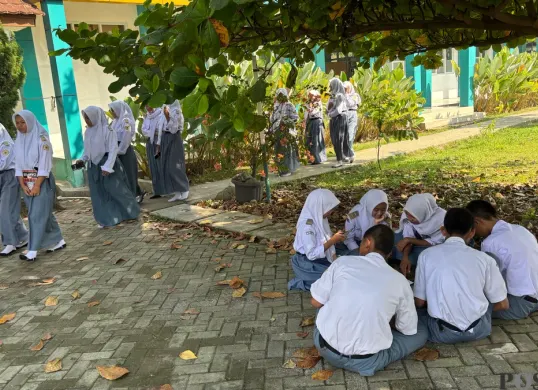 Belajar di halaman sekolah menjadi cara mengatasi rasa bosan siswa mengikuti KBM dalam tenda pasca ambruknya bangunan kelas beberapa waktu lalu. (Sumber: Poskota/Giffar Rivana)