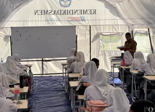 Siswa-siswi SMKN 1 Cileungsi belajar di tenda darurat karena bangunan kelas yang ambruk beberapa waktu lalu. (Sumber: Poskota/Giffar Rivana)