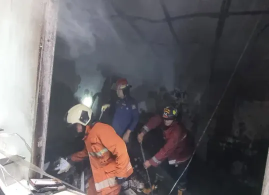 Petugas damkar Kota Bekasi berjibaku memadamkan api yang melalap rumah tinggal di Perumahan West Point, Jatisampurna, Senin 15 September 2025. (Sumber: Disdamkarmat Kota Bekasi)