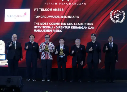 Direktur Keuangan dan Manajemen Risiko Telkom Akses Hery Sofiaji saat menerima penghargaan 5-STAR dalam ajang TOP GRC Awards 2025. (Sumber: Corcom Telkom)