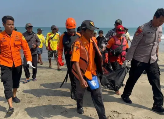 Petugas SAR gabungan saat mengevakuasi jasad Irfan di Pantai Cinangka, Kabupaten Serang, Senin, 15 September 2025. (Sumber: Dok. BPBD Kabupaten Serang)