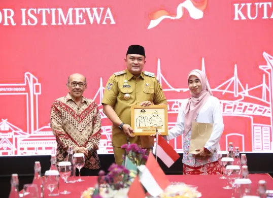 Bupati Bogor bersama dua tokoh inspiratif di bidang pendidikan dan sosial. (Sumber: Pemkab Bogor)