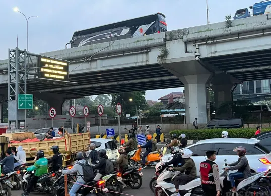 Situasi di jalan TB Simatupang dekat pintu tol Fatmawati 2, Jakarta Selatan, Selasa, 16 September 2025. (Sumber: POSKOTA | Foto: M Tegar Jihad)