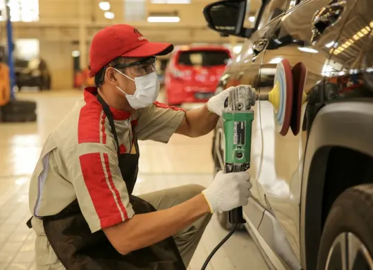 Proses perawatan bodi mobil di Auto2000. (Sumber: Auto2000)