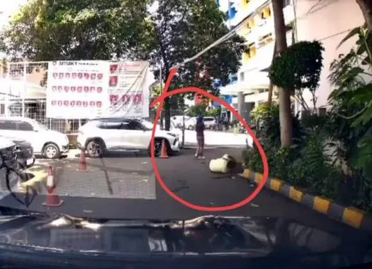 Tangkap layar insiden pengendara mobil menabrak satpam di kawasan Kampus Ukrida, Grogol Petamburan, Jakarta Barat, Sabtu, 13 September 2025.