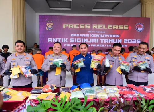 Polda Jambi menggelar konferensi pers terkait 116 kasus peredaran gelap narkotika dan menangkap 247 tersangka dalam Operasi Antik Siginjai 2025. (Sumber: Polda Jambi)