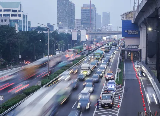 Gubernur DKI Jakarta setujui perpanjangan uji coba lajur tambahan Tol Fatmawati. Hasil evaluasi menunjukkan tren positif dalam mengurai kemacetan di kawasan TB Simatupang . (Sumber: Poskota/Bilal Nugraha Ginanjar)