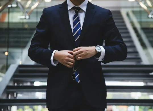 Promt Gemini AI untuk foto profesi (Sumber: Unsplash/Hunters Race)