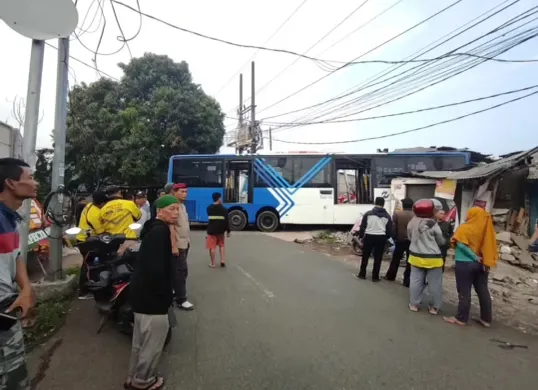 Bus Transjakarta tabrak rumah di kawasan Cakung, Jakarta Timur, Jumat, 19 September 2025. (Sumber: Istimewa)