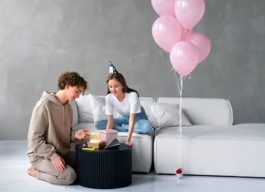 Contoh prompt Gemini AI yang bisa digunakan untuk membuat foto ulang tahun ala studio. (Sumber: Freepik)