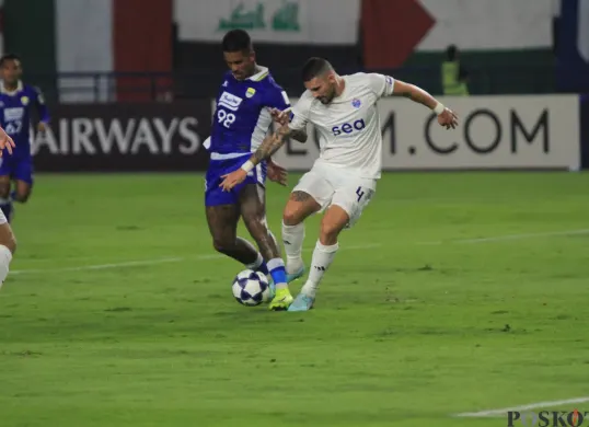 Pemain Persib Bandung (Biru), dalam laga AFC Champions di GBLA Bandung. (Sumber: Poskota/Gatot Poedji Utomo)