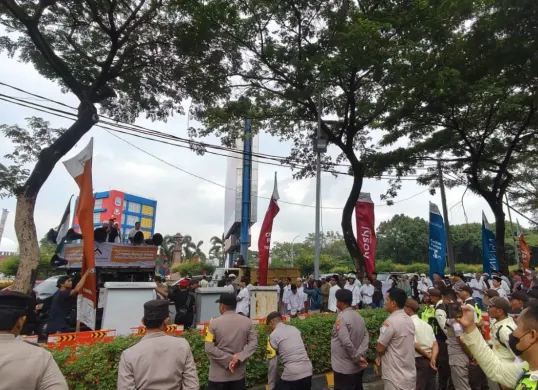 Warga Cluster Neo Vasana, Kota Harapan Indah, Tarumajaya, Kabupaten Bekasi, menggelar aksi damai menuntut, Sabtu, 20 September 2025. (Sumber: Dok. Istimewa)