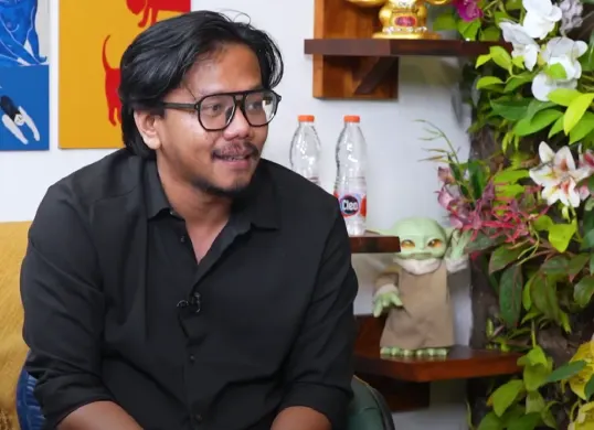Ferry Irwandi saat memberikan klarifikasi di podcast Curhat Bang Denny Sumargo, Sabtu, 20 September 2025. (Sumber: YouTube/Curhat Bang Denny Sumargo)