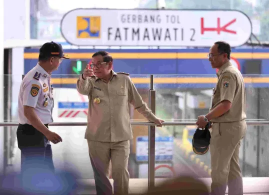 Gubernur Jakarta, Pramono Anung memantau uji coba tarif gratis gerbang Tol Fatmawati 2. (Sumber: jakarta.go.id)