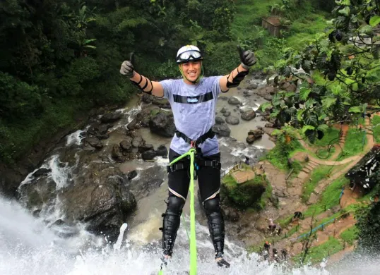 Anggota DPRD Provinsi Jawa Barat dari Daerah Pemilihan IV Kabupaten Cianjur, Abdul Karim, saat menikmati pengalaman wisata petualangan di Curug Cikondang, Kabupaten Cianjur. (Sumber: Istimewa)