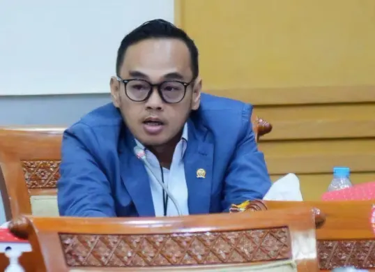 Ketua Komisi III Dewan Perwakilan Rakyat (DPR), Rano Alfath, menyambut baik kebijakan Kakorlantas Polri Irjen Agus Suryonugroho yang membatasi penggunaan sirene dan strobo dalam pengawalan kendaraan pejabat. (Sumber: Istimewa)