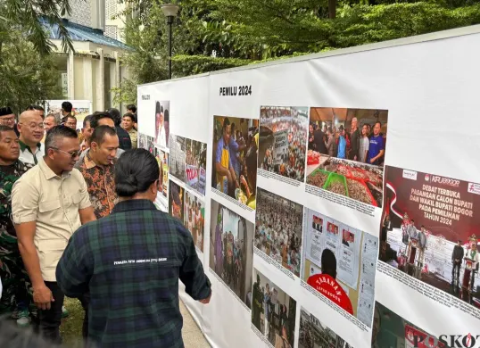 Wakil Wali Kota Bogor, Jenal Mutaqin bersama tamu undangan lainnya melihat pameran satu dekade PFI Bogor di Alun-Alun Kota Bogor, Senin, 22 September 2025. (Sumber: Poskota/Giffar Rivana)