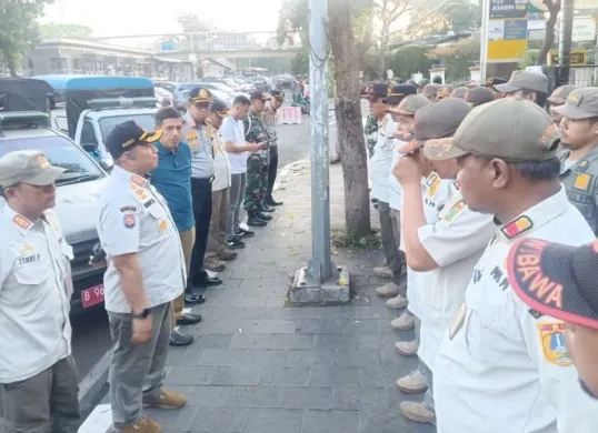 Petugas Satpol PP Jakarta Timur berjaga di Cawang, Jakarta Timur. (Sumber: Dok. Kominfotik Satpol PP Jaktim)