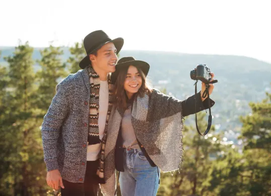 Prompt Gemini AI foto pasangan atau couple romantis ala selebgram. (Sumber: Freepik)