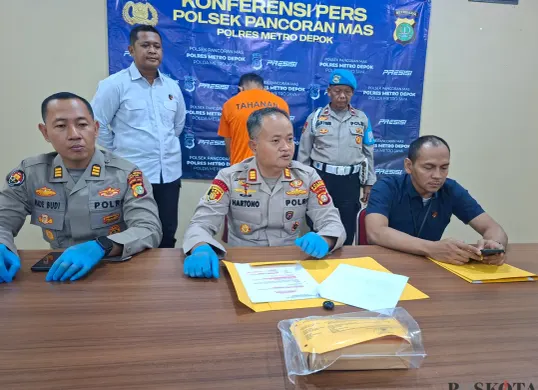 Polisi menghadirkan residivis curanmor pencuri HP seorang pegawai travel dalam konfenresi pers di Polsek Pancoran. (Sumber: Poskota/Angga Pahlevi)
