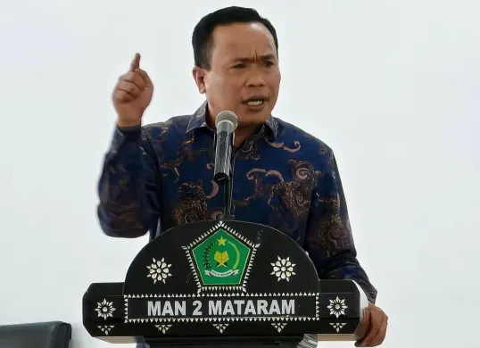 Kepala Kantor Wilayah (Kanwil) Kementerian Agama (Kemenag) Nusa Tenggara Barat (NTB), Zamroni Aziz yang viral usai aksi lempar mikrofon. (Sumber: Instagram/@kanwil_kemenag_ntb)