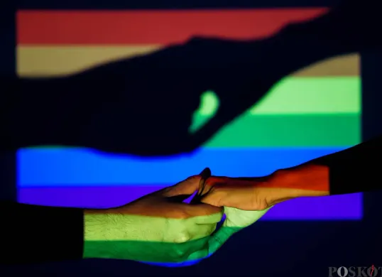 Ilustrasi tangan berpegangan dengan bendera LGBT. (Sumber: Poskota/Bilal Nugraha Ginanjar)