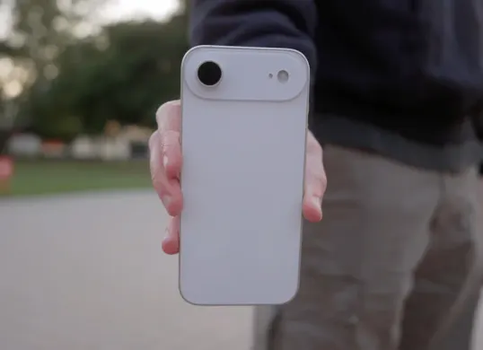 Kehadiran iPhone 17 Air disebut menjadi yang paling menarik perhatian karena membawa inovasi yang berbeda dari generasi sebelumnya. (Sumber: X/@appltrack)