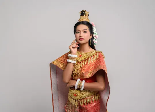 Cara dan contoh prompt terbaik untuk mengedit foto sendiri di studio menggunakan baju adat Indonesia. (Sumber: Freepik/jcomp)