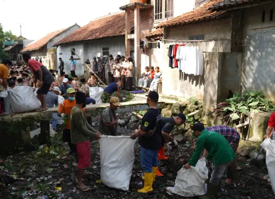 Warga membersihkan aliran sungai dari sampai menindaklanjuti surat edaran yang dikeluarkan Bupati Bogor. (Sumber: Pemkab Bogor)