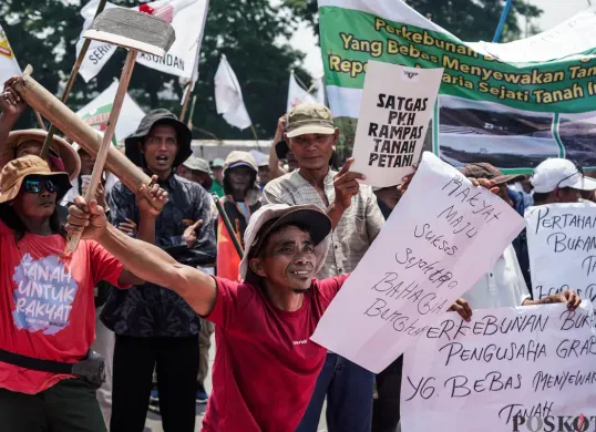 Pengunjuk rasa bersorak saat aksi memperingati Hari Tani Nasional di depan Gedung DPR, Jakarta, Rabu, 24 September 2025. (Sumber: Poskota/Bilal Nugraha Ginanjar)