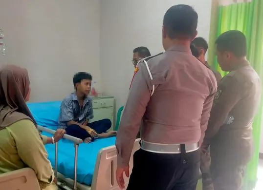 Salah seorang siswa SMPN 1 Jonggol menjalani perawatan di Puskesmas Jonggol, karena mengalami mual hingga pusing usai makan MBG. (Sumber: Dok Polsek Jonggol)