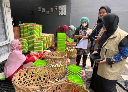 Petugas dari Dinkes Kabupaten Bogor mengecek dapur SPPG dalam upaya pengetatan pengawasan MBG, pasca siswa SMPN 1 Jonggol diduga mengalami keracunan. (Sumber: Pemkab Bogor)