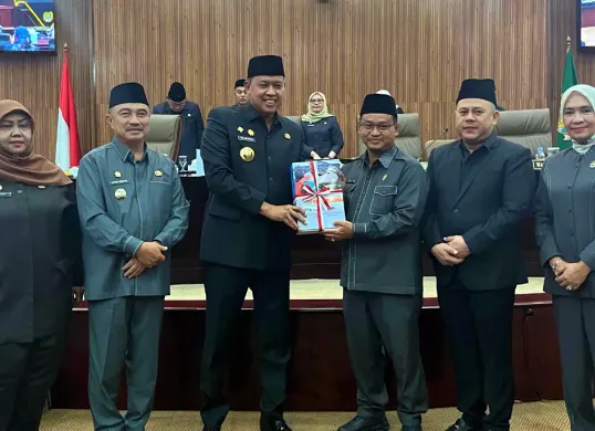 Wali Kota Bekasi, Tri Adhianto (ketiga dari kiri) bersama jajaran anggota DPRD Kota Bekasi di Ruang Sidang Paripurna DPRD Kota Bekasi. (Sumber: Dok Setda DPRD Kota Bekasi)