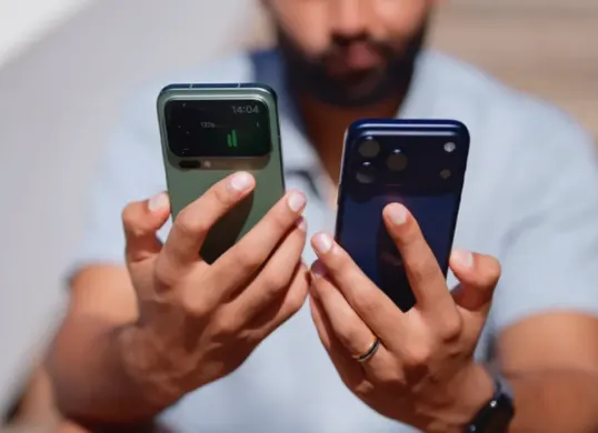 Perbandingan Xiaomi 17 vs Redmi 15 yang sama-sama baru dirilis. (Sumber: YouTube/Mrwhosetheboss)