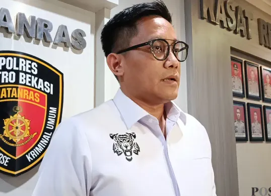 Kasat Reskrim Polres Metro Bekasi, AKBP Bhuwana Putra memastikan pihaknya telah melakukan terhadap Musturo Rohili, 52 tahun, tersangka pencabulan anak angkat dan keponakannya sendiri. (Sumber: Poskota/Nurpini Aulia Rapika)