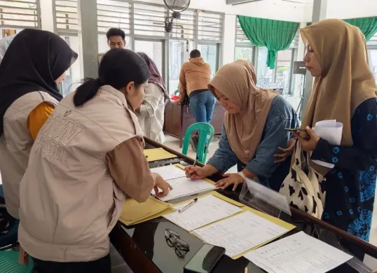 Ratusan perangkat desa di Kecamatan Cadasari, Kabupaten Pandeglang, mengikuti tes urine. (Sumber: Dok. Kecamatan Cadasari)