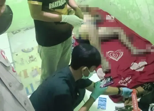 Petugas mengidentifikasi TKP penemuan mayat lelaki di kontrakan, Gang Roda, Kelurahan Sindangbarang, Kota Bogor. (Sumber: Dok Polsek Bogor Barat)