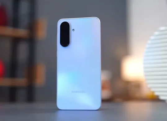 Samsung Galaxy A36 5G - 7 HP kamera terbaik 2025, Hasil foto tajam dan warna natural setara ponsel flagship. Temukan rekomendasi terpercaya untuk kebutuhan fotografi Anda. (Sumber: YouTube/DHIARCOM)