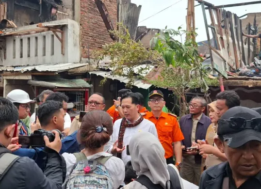 Anggota DPRD Jakarta, Kevin Wu, saat meninjau lokasi kebakaran di Kelurahan Tangki, Kecamatan Tamansari, Jakarta Barat. (Sumber: Istimewa)