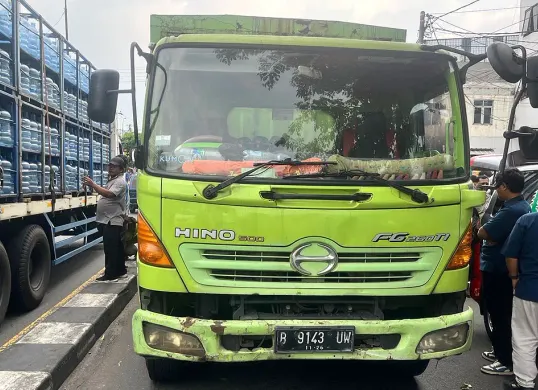 Petugas polisi melakukan olah TKP kecelakaan truk dan motor di Jalan Raya Bogor, Cisalak, Depok, Senin, 29 September 2025. (Sumber: Dok Polres Metro Depok)