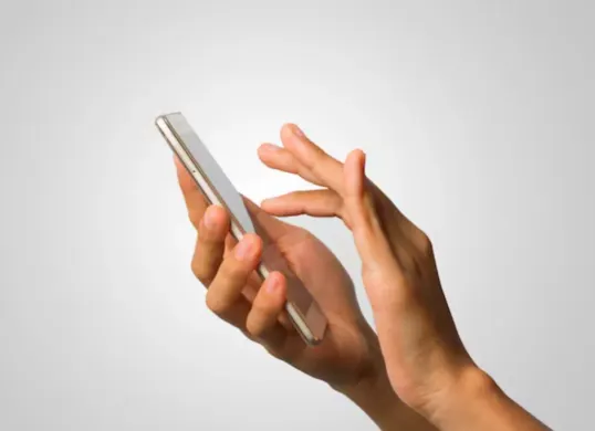 Ilustrasi risiko ponsel iPhone dan Android jarang update sistem operasi. (Sumber: Freepik/Jcomp)