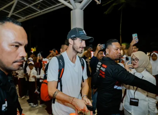 Bandara Lombok kedatangan 843 personel MotoGP dari Jepang jelang balapan di MotoGP Mandalika 2025. (Sumber: MGPA)