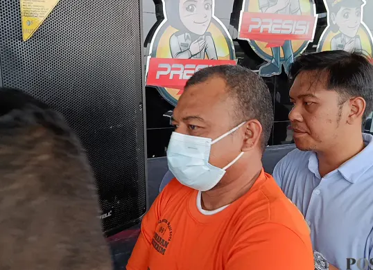 KC, pelaku penganiayaan dan pengancaman terhadap kurir J&T di Bekasi Utara saat digiring polisi saat ekspose perkara di Mapolres Metro Bekasi Kota pada Selasa, 30 September 2025. (Sumber: POSKOTA | Foto: Nurpini Aulia Rapika)
