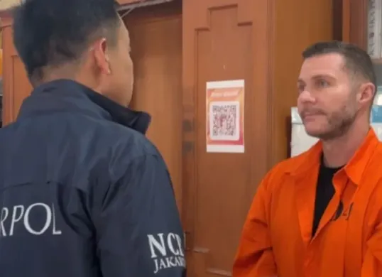 Kepolisian Republik Indonesia (Polri) menangkap buronan internasional, seorang warga negara Inggris, Steven Lyons, 45 tahun, di Bali. (Sumber: Dok. Mabes Polri)